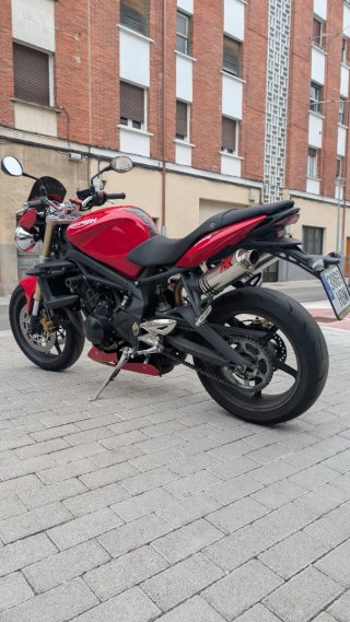 Triumph 675 Roja (Cambio por 4x4)