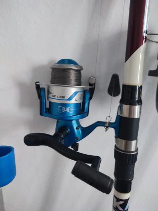 Lote 4 cañas de pescar con carretes y 2 pinchos