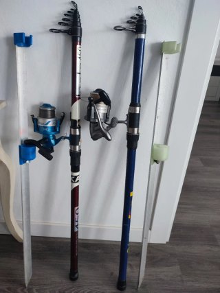 Lote 4 cañas de pescar con carretes y 2 pinchos