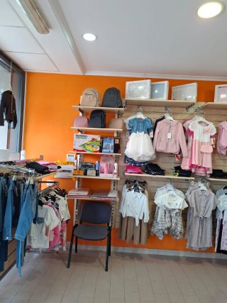 Scaffalatura negozio abbigliamento
