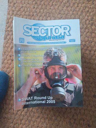 Lote 32 revistas sector seguridad años 2002-2005