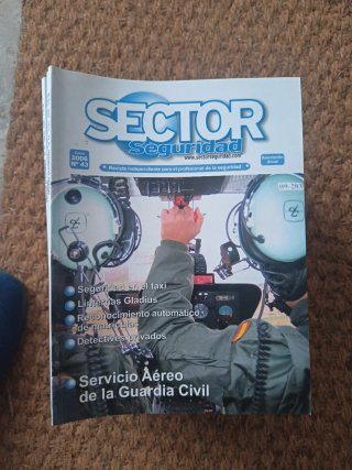 Lote 32 revistas sector seguridad años 2002-2005