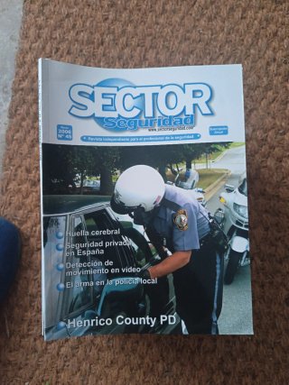 Lote 32 revistas sector seguridad años 2002-2005