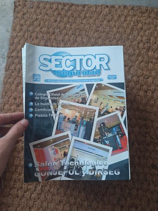Lote 32 revistas sector seguridad años 2002-2005