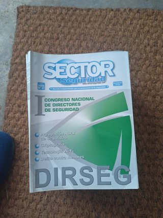Lote 32 revistas sector seguridad años 2002-2005