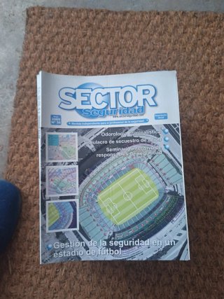 Lote 32 revistas sector seguridad años 2002-2005
