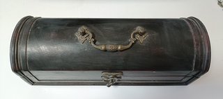 Caja botellero in legno scuro con hardware dorato vintage