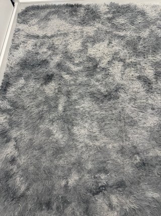 Alfombra de pelo gris y blanco