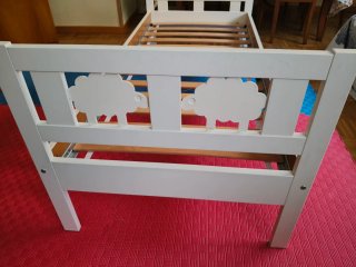 Cama infantil IKEA Kritter con somier y barandilla
