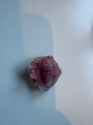 Piedra de mina roja y transparente