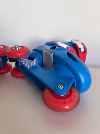 Patines en línea ajustables para niños.