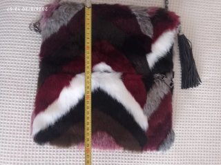 Bolso negro y morado con pelo