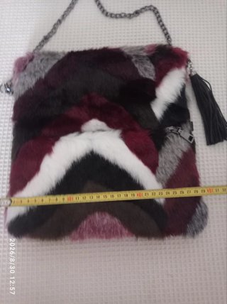 Bolso negro y morado con pelo