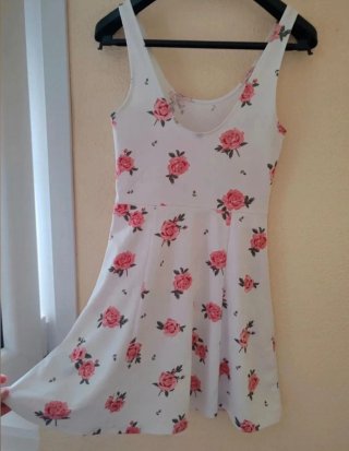 Vestido H&M floral rosa y blanco