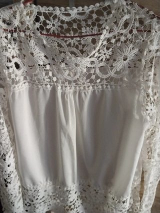 Blusa blanca con encaje floral