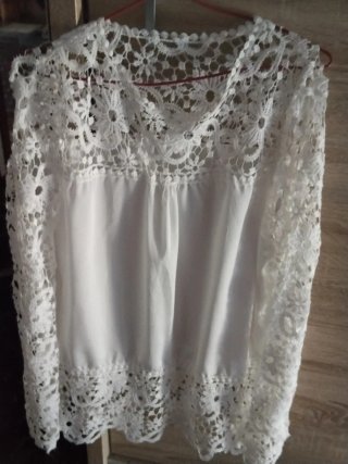 Blusa blanca con encaje floral