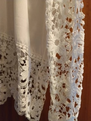 Blusa blanca con encaje floral