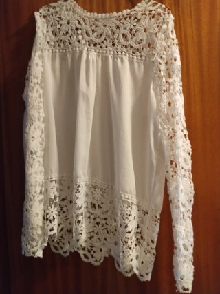 Blusa blanca con encaje floral