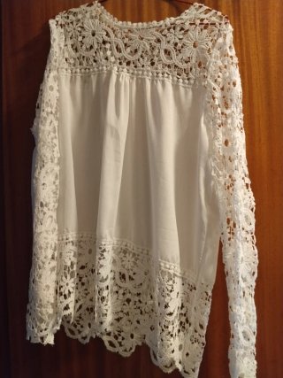 Blusa blanca con encaje floral
