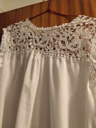 Blusa blanca con encaje floral