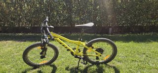 Bicicleta infantil amarilla