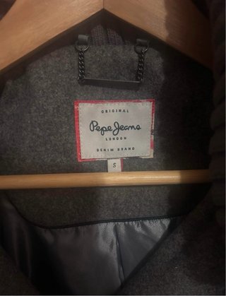 Abrigo corto Pepe Jeans gris oscuro