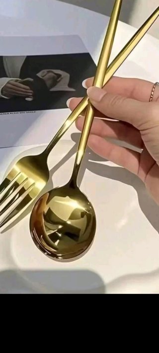 Cubiertos dorados de metal