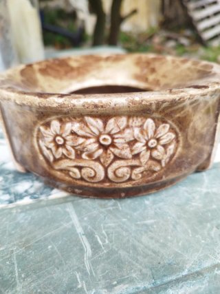 Escupidera de porcelana antigua
