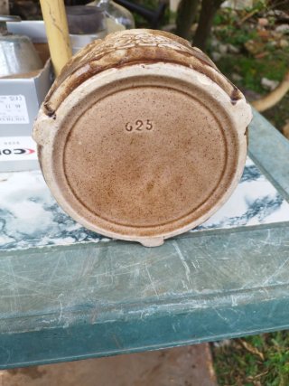 Escupidera de porcelana antigua