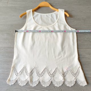 Camiseta blanca con el bajo bordado