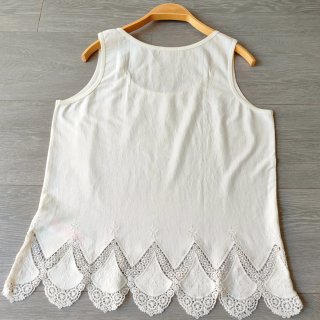 Camiseta blanca con el bajo bordado