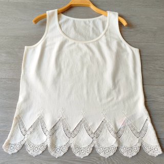Camiseta blanca con el bajo bordado