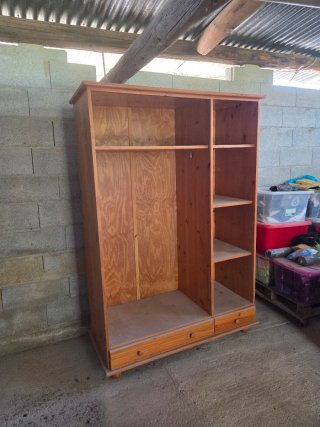 Armario madera maciza puertas