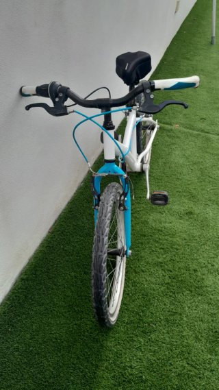 Bicicleta infantil blanca y azul