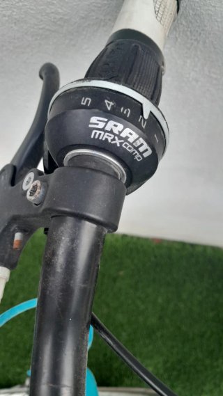 Bicicleta infantil blanca y azul