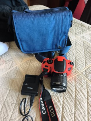 Cámara Canon EOS 1300 negra Con funda roja