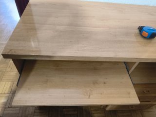 Escritorio de madera con cajones