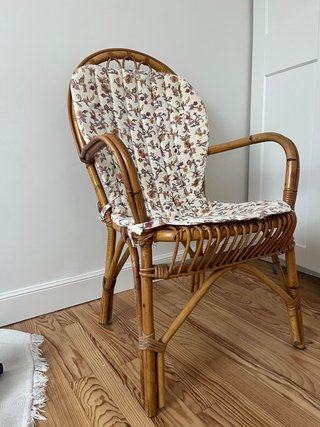 Silla de mimbre con cojín floral