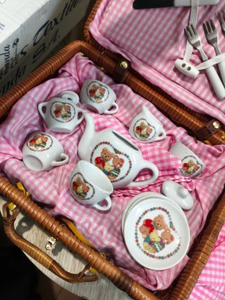 Cesta de picnic infantil con vajilla