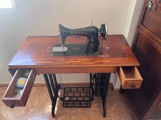 Máquina de coser Alfa de madera y metal
