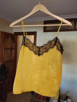 Top tirantes Bershka mostaza encaje