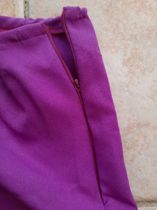 Vestido largo pedrería y plumas moradas