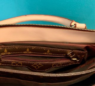 Bolso marrón estilo monogram