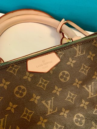 Bolso marrón estilo monogram