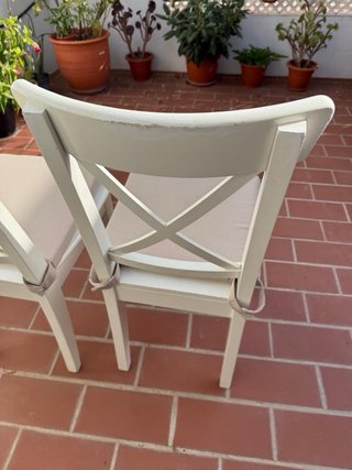 Mesa redonda blanca extensible y 4 sillas. Ikea.