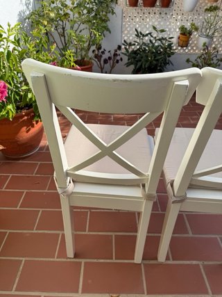 Mesa redonda blanca extensible y 4 sillas. Ikea.