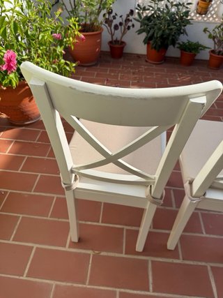 Mesa redonda blanca extensible y 4 sillas. Ikea.