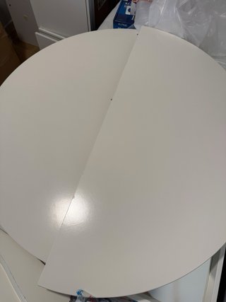 Mesa redonda blanca extensible y 4 sillas. Ikea.