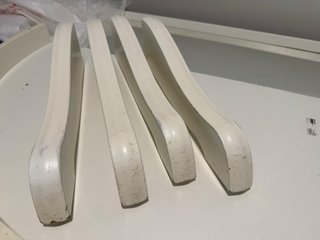 Mesa redonda blanca extensible y 4 sillas. Ikea.