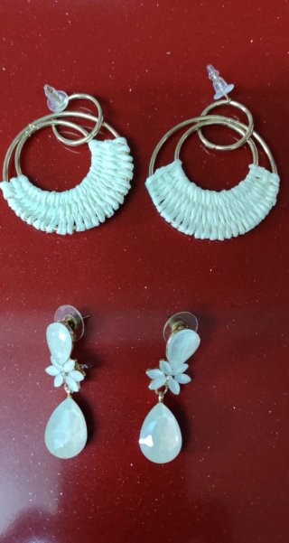 Lote de pendientes dorados y blancos